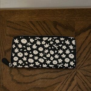 Black and White Floral Zip Wallet, Coach.  EUC, smoke free, cat friendly home